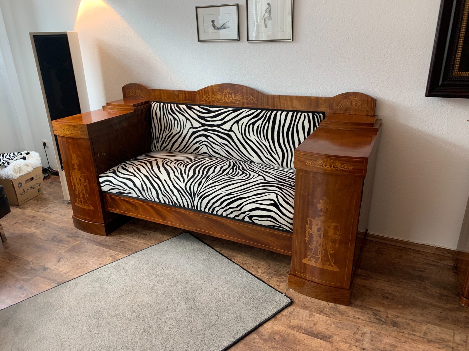 Biedermeier Sofa mit Intarsien und schwarz-weißem Zebramuster