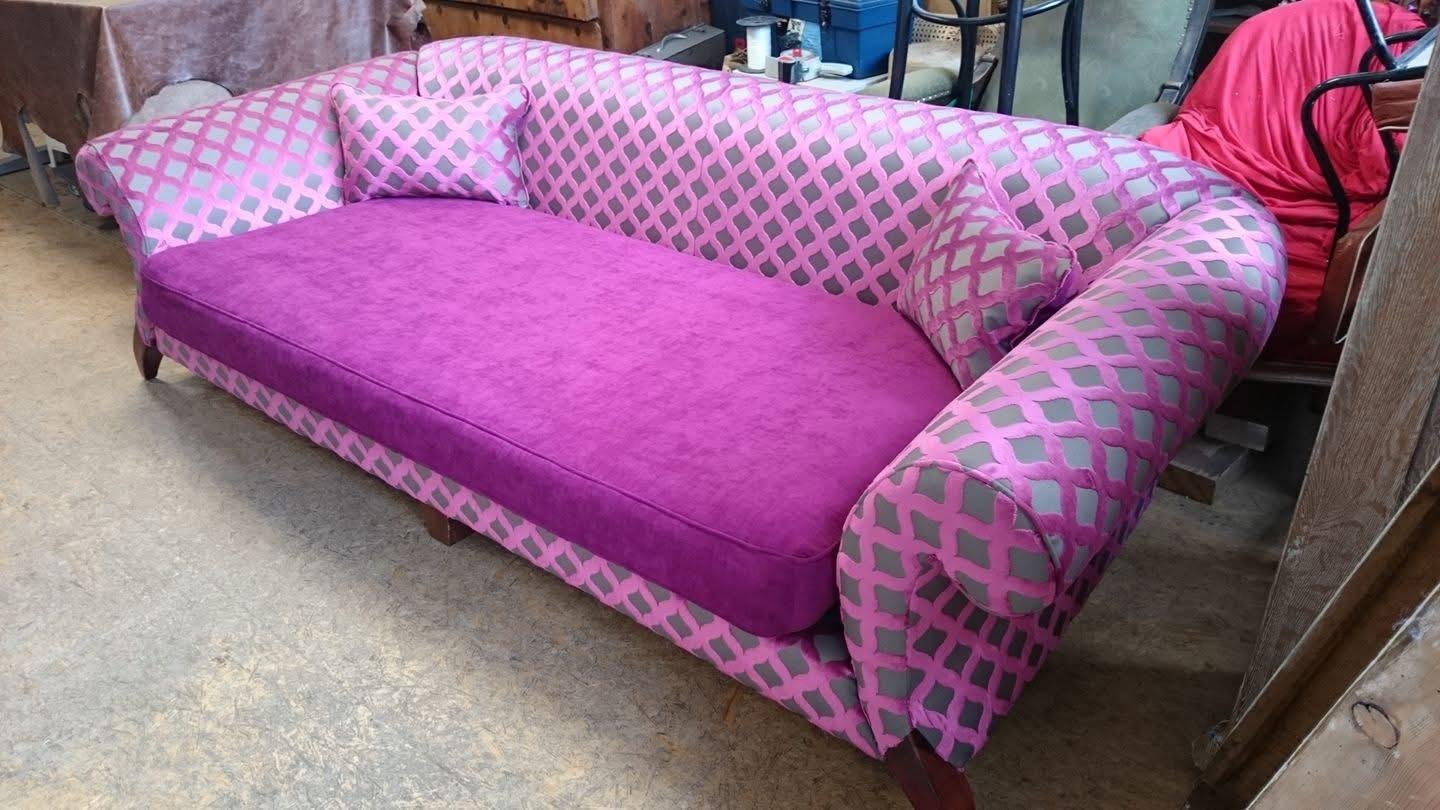 Klassisches Sofa mit pinkfarbenem Sitzpolster und pink-grau gemustertem Bezug