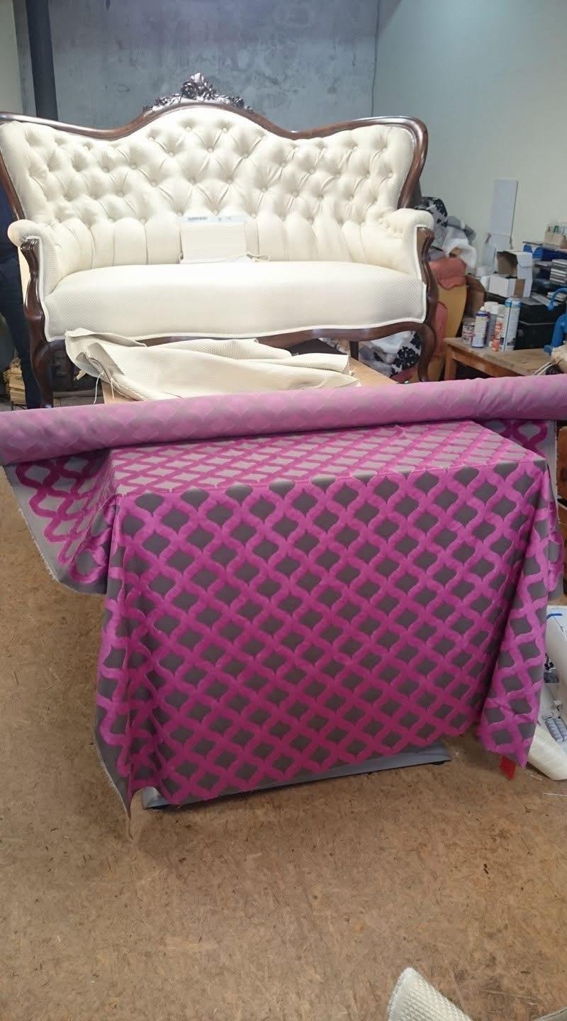 Beige-weißes antikes Sofa mit ausgewähltem pinkfarbenem Bezugsstoff im Vordergrund